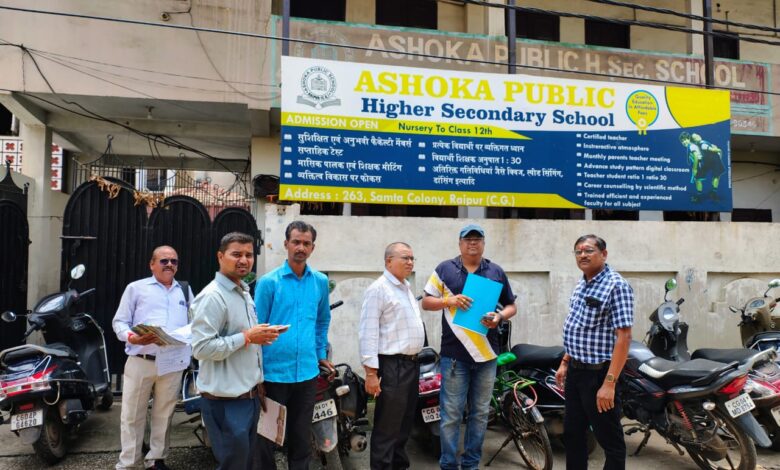 बकायादारों की दुकाने सीलबंद, बकाया का भुगतान