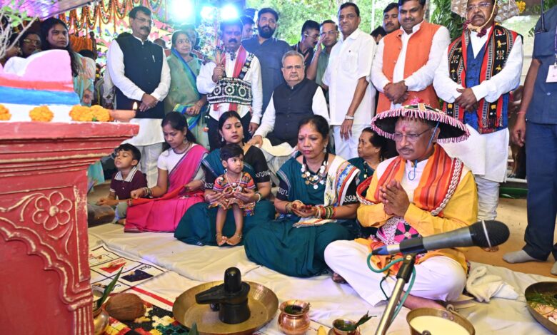 CM ने सपरिवार हरेली तिहार में की पूजा-अर्चना CM ने सपरिवार हरेली तिहार में की पूजा-अर्चना