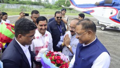 राज्यपाल रमेन डेका और मुख्यमंत्री विष्णु देव साय का बिलासपुर पहुंचने पर हेलीपैड में स्वागत