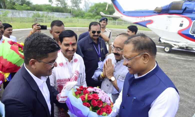 राज्यपाल रमेन डेका और मुख्यमंत्री विष्णु देव साय का बिलासपुर पहुंचने पर हेलीपैड में स्वागत