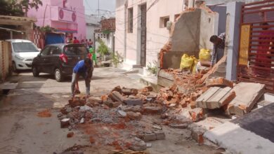 राजातालाब में नाली पर कब्जा करके बनाये गए अवैध बाथरूम को तोड़ा