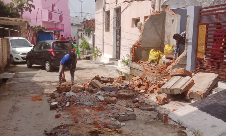 राजातालाब में नाली पर कब्जा करके बनाये गए अवैध बाथरूम को तोड़ा