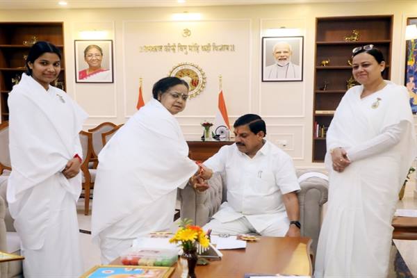 मुख्यमंत्री डॉ. यादव को ब्रह्मकुमारी ईश्वरीय विश्वविद्यालय की बहनों ने बांधे रक्षा सूत्र
