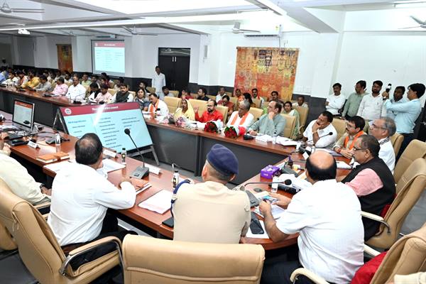 सभी अधिकारी संवेदनशीलता के साथ जनता के कार्य करें : जनजातीय कार्य मंत्री डा. शाह