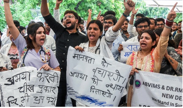 कोलकाता केस: केंद्र की डॉक्टरों से काम पर लौटने की अपील कोलकाता केस: केंद्र की डॉक्टरों से काम पर लौटने की अपील