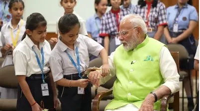 PM मोदी को स्कूली ने छात्राओं ने बांधी राखी PM मोदी को स्कूली ने छात्राओं ने बांधी राखी