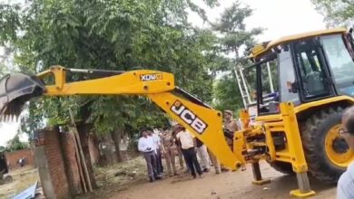 कन्नौज दुष्कर्म केस : आरोपी के रिश्तेदार के कोल्ड स्टोरेज पर चला बुलडोजर