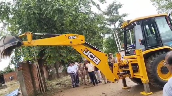 कन्नौज दुष्कर्म केस : आरोपी के रिश्तेदार के कोल्ड स्टोरेज पर चला बुलडोजर