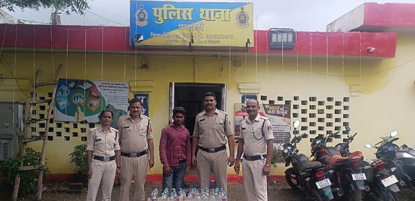 अवैध रूप से देशी शराब बिक्री, पुलिस ने दबोचा