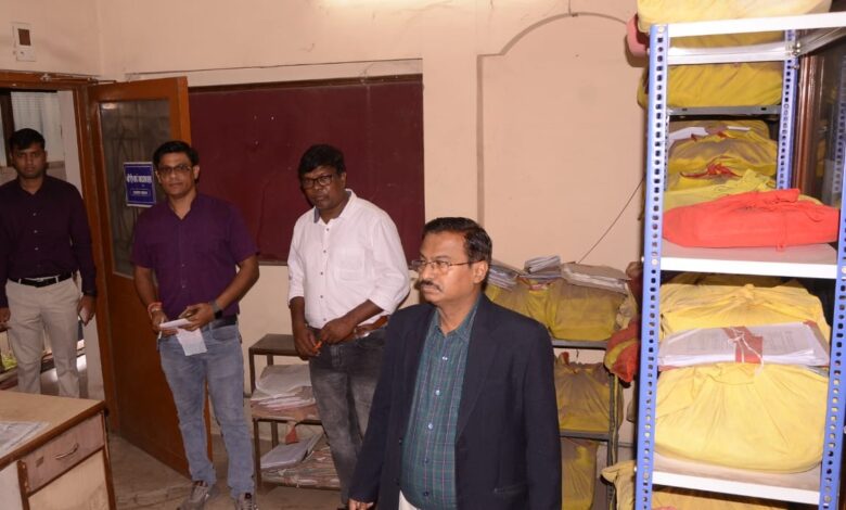 संभागायुक्त पहुंचे शासकीय कार्यालयों में, 25 से अधिक अनुपस्थित अधिकारी-कर्मचारियों को नोटिस जारी करने के निर्देश