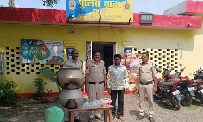 अवैध रूप से महुआ शराब रखने वाले आरोपी पर पुलिस का प्रहार