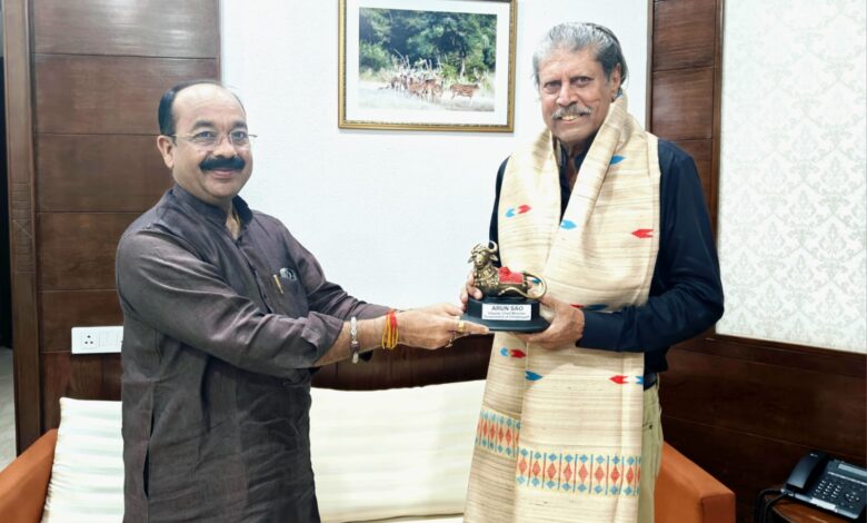 उप मुख्यमंत्री साव ने पूर्व क्रिकेटर कपिल देव से की मुलाकात