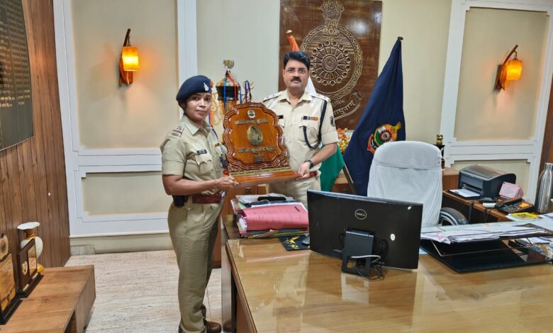 एसपी ने रानी सुवरन कुंवर पुरस्कार से सम्मानित निरीक्षक को दी बधाई