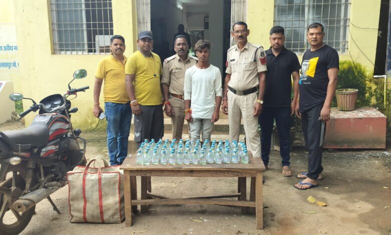 अवैध शराब बेचने वाला आरोपी गिरफ्तार अवैध शराब बेचने वाला आरोपी गिरफ्तार