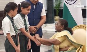 राष्ट्रपति मुर्मु ने राष्ट्रपति भवन में देश भर के स्कूलों के बच्चों के साथ मनाया रक्षा बंधन राष्ट्रपति मुर्मु ने राष्ट्रपति भवन में देश भर के स्कूलों के बच्चों के साथ मनाया रक्षा बंधन