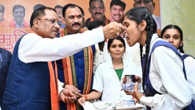 सीएम ने बच्चों को खिलाई एलबेंडाजोल की गोली, कार्यक्रम का किया शुभारंभ