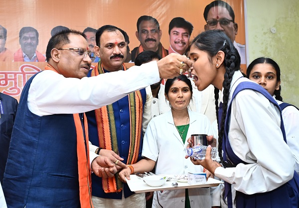 सीएम ने बच्चों को खिलाई एलबेंडाजोल की गोली, कार्यक्रम का किया शुभारंभ