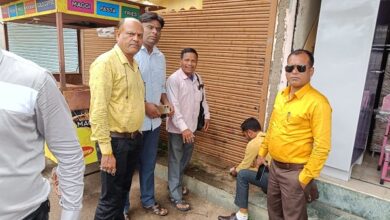राजस्व विभाग ने बकायादारों के दुकाने सीलबंद की