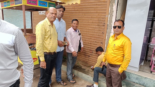 राजस्व विभाग ने बकायादारों के दुकाने सीलबंद की राजस्व विभाग ने बकायादारों के दुकाने सीलबंद की