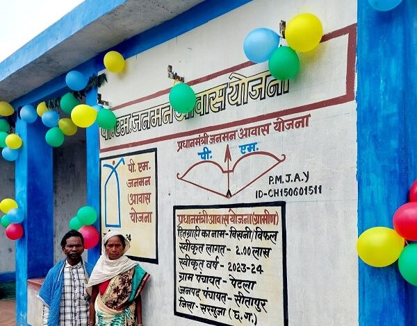 पहाड़ी कोरवा बिखनी बाई ने पूरे परिवार के साथ विधिवत पूजन कर खुशी-खुशी किया अपने पीएम आवास में गृहप्रवेश