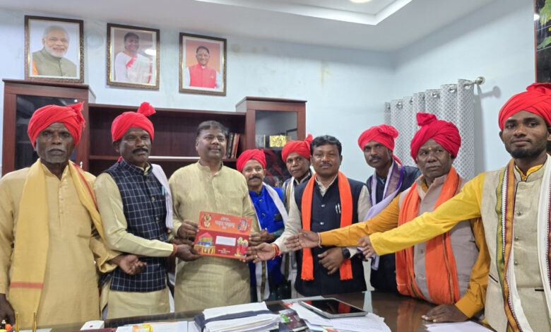 विश्व प्रसिद्ध बस्तर दशहरा पर्व में शामिल होने वन मंत्री श्री केदार कश्यप को सांसद ने दिया न्यौता…