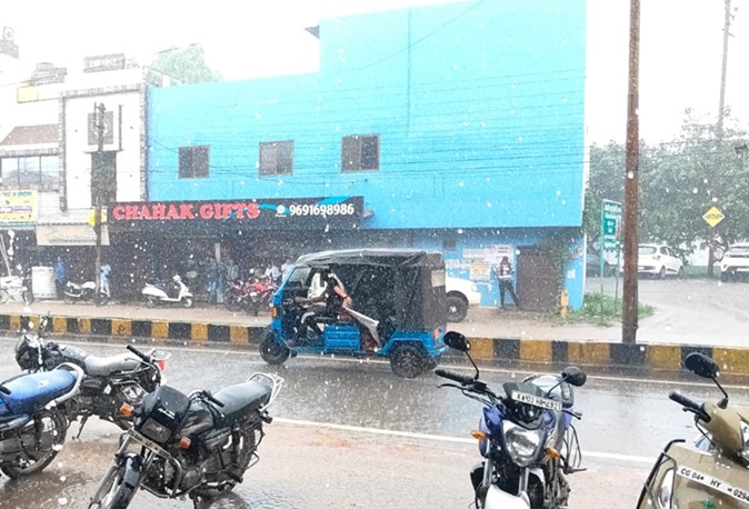 रायपुर में जमकर बरसा बादल, घंटेभर हुई तेज बारिश रायपुर में जमकर बरसा बादल, घंटेभर हुई तेज बारिश