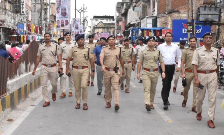 त्योहारी सीजन में पुलिस और जिला प्रशासन ने निकाला फ्लैग मार्च त्योहारी सीजन में पुलिस और जिला प्रशासन ने निकाला फ्लैग मार्च