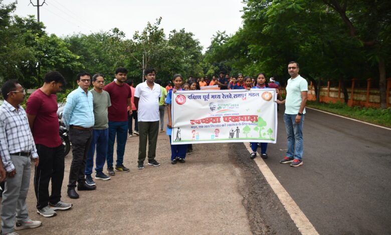 रेलवे में प्रारंभ हुआ ‘स्वच्छता ही सेवा अभियान’, रेल कर्मियों को दिलाई गई स्वच्छता की शपथ रेलवे में प्रारंभ हुआ ‘स्वच्छता ही सेवा अभियान’, रेल कर्मियों को दिलाई गई स्वच्छता की शपथ