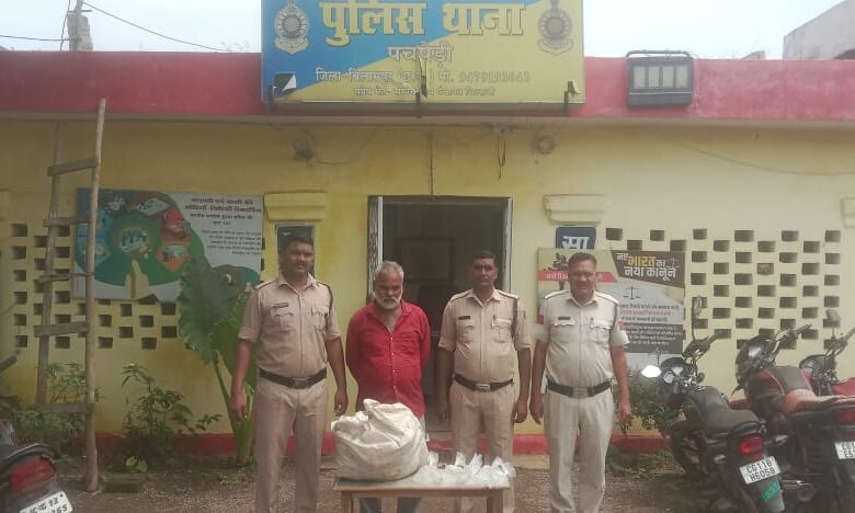 अवैध रूप से महुआ शराब बिक्री करने पर पुलिस का प्रहार