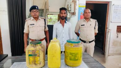 अवैध कच्ची महुआ शराब बेचने पर आरोपी गिरफ्तार अवैध कच्ची महुआ शराब बेचने पर आरोपी गिरफ्तार