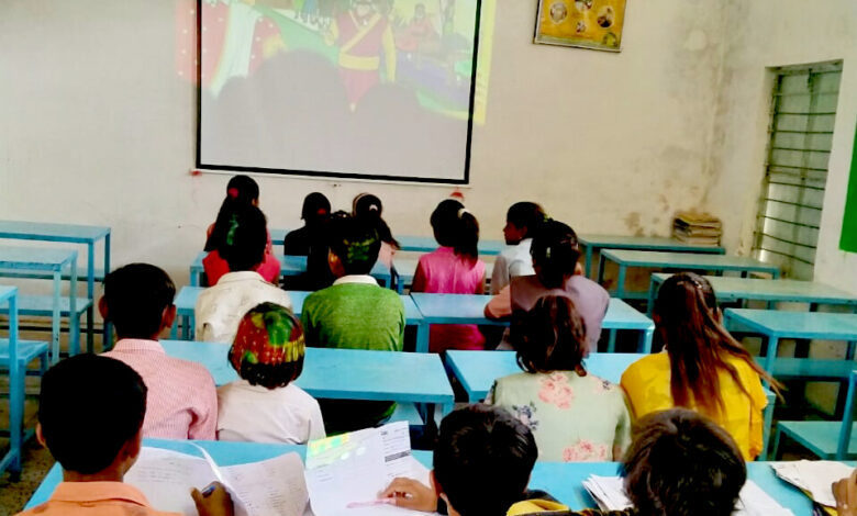 एक ऐसा जनजातीय गांव, जहां हर घर में हैं अधिकारी-कर्मचारी