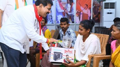 उपमुख्यमंत्री ने माओवादी हिंसा से पीड़ित नागरिकों का किया गर्मजोशी से स्वागत, सामग्री का किया वितरण उपमुख्यमंत्री ने माओवादी हिंसा से पीड़ित नागरिकों का किया गर्मजोशी से स्वागत, सामग्री का किया वितरण