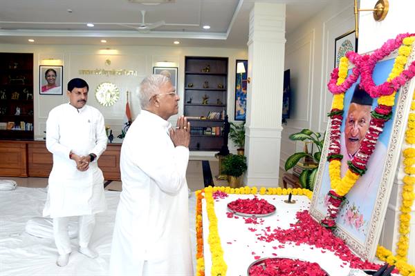 राज्यपाल श्री पटेल मुख्यमंत्री निवास में मुख्यमंत्री डॉ. यादव के स्व. पिताश्री को श्रद्धांजलि देने पहुंचे