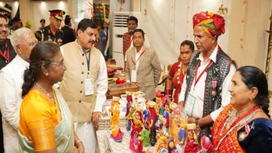 राष्ट्रपति ने हस्तशिल्पियों एवं जनजाति कलाकारों की कला को सराहा