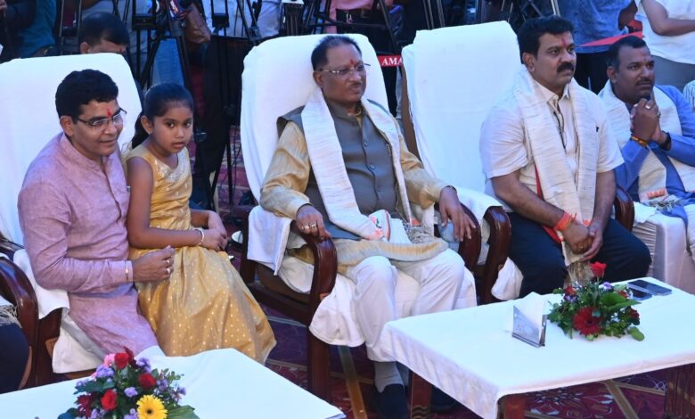 मुख्यमंत्री साय तीज मिलन कार्यक्रम में हुए शामिल, बहनों को दिया आशीष मुख्यमंत्री साय तीज मिलन कार्यक्रम में हुए शामिल, बहनों को दिया आशीष