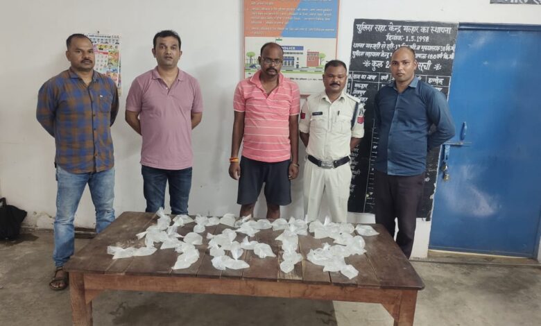 अवैध रूप से शराब बिक्री करने वालों पर पुलिस का प्रहार अवैध रूप से शराब बिक्री करने वालों पर पुलिस का प्रहार