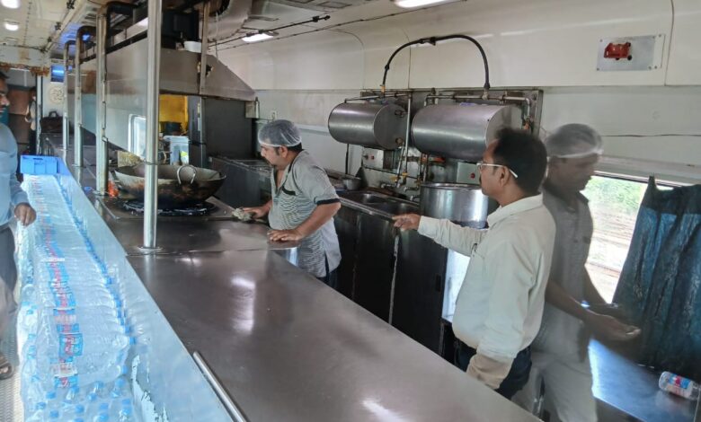 स्वच्छता ही सेवा अभियान : केटरिंग स्टॉल, बेस किचन के साथ ही गाड़ियों के पेंट्रीकार की साफ-सफाई स्वच्छता ही सेवा अभियान : केटरिंग स्टॉल, बेस किचन के साथ ही गाड़ियों के पेंट्रीकार की साफ-सफाई