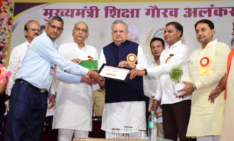 हर युग के निर्माण में परिवर्तन के लिए शिक्षक देते हैं मार्गदर्शन : विधानसभा अध्यक्ष डॉ. रमन सिंह हर युग के निर्माण में परिवर्तन के लिए शिक्षक देते हैं मार्गदर्शन : विधानसभा अध्यक्ष डॉ. रमन सिंह