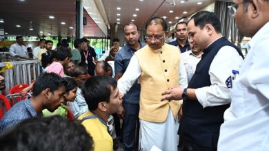 सीएम से दिव्यांग ने वाद्ययंत्र खरीदने मांगी सहायता, तत्काल दिए 15 हजार रूपए के चेक