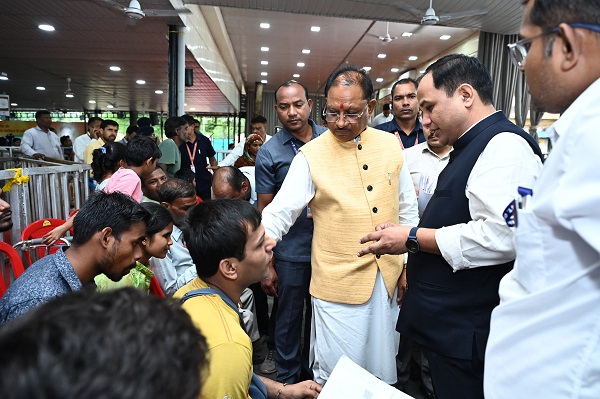 सीएम से दिव्यांग ने वाद्ययंत्र खरीदने मांगी सहायता, तत्काल दिए 15 हजार रूपए के चेक