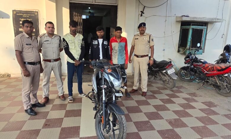 चोरी की मोटरसाइकिल सहित आदतन अपराधी गिरफ्तार चोरी की मोटरसाइकिल सहित आदतन अपराधी गिरफ्तार