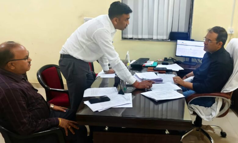 नगरीय प्रशासन संचालक ने ओबीसी सर्वेक्षण कार्यों का किया निरीक्षण, सीएमओ और लिपिकों को नोटिस नगरीय प्रशासन संचालक ने ओबीसी सर्वेक्षण कार्यों का किया निरीक्षण, सीएमओ और लिपिकों को नोटिस