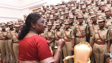 भारतीय पुलिस सेवा के प्रशिक्षु अधिकारियों ने राष्ट्रपति से भेंट की