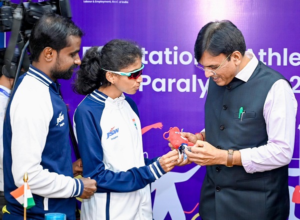 … जब अभिभावक की तरह मिले खिलाड़ियों से देश के खेलमंत्री मांडविया, हुए भावुक