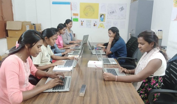 मुख्यमंत्री की सार्थक पहल से छात्राओं की आत्मनिर्भरता की ओर बढ़ते कदम