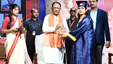 सीएम साय के हाथों 12वीं बोर्ड के टॉपर विद्यार्थियों का सम्मान सीएम साय के हाथों 12वीं बोर्ड के टॉपर विद्यार्थियों का सम्मान