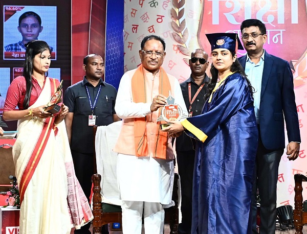 सीएम साय के हाथों 12वीं बोर्ड के टॉपर विद्यार्थियों का सम्मान