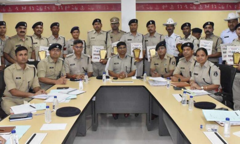 उत्कृष्ट कार्य करने वाले 12 पुलिस अधिकारी-कर्मचारी बने कॉप ऑफ द मंथ