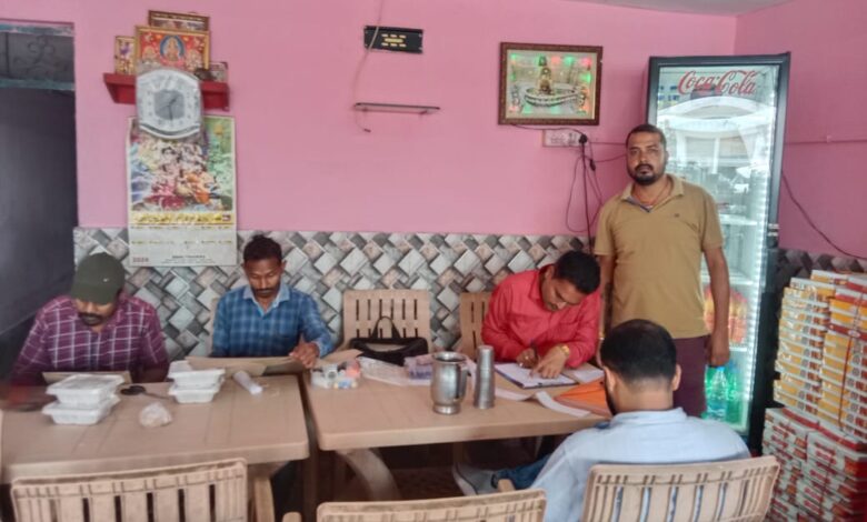 दिवाली के मद्देनजर खोवा व मिठाई की सैम्पलिंग, कई दुकानों में खाद्य टीम की दबिश