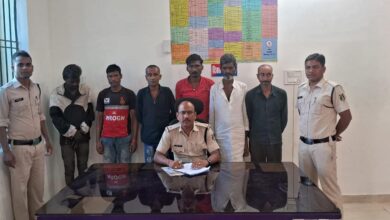 बदमाश उपद्रवियों पर पुलिस ने पकड़कर भेजा जेल बदमाश उपद्रवियों पर पुलिस ने पकड़कर भेजा जेल